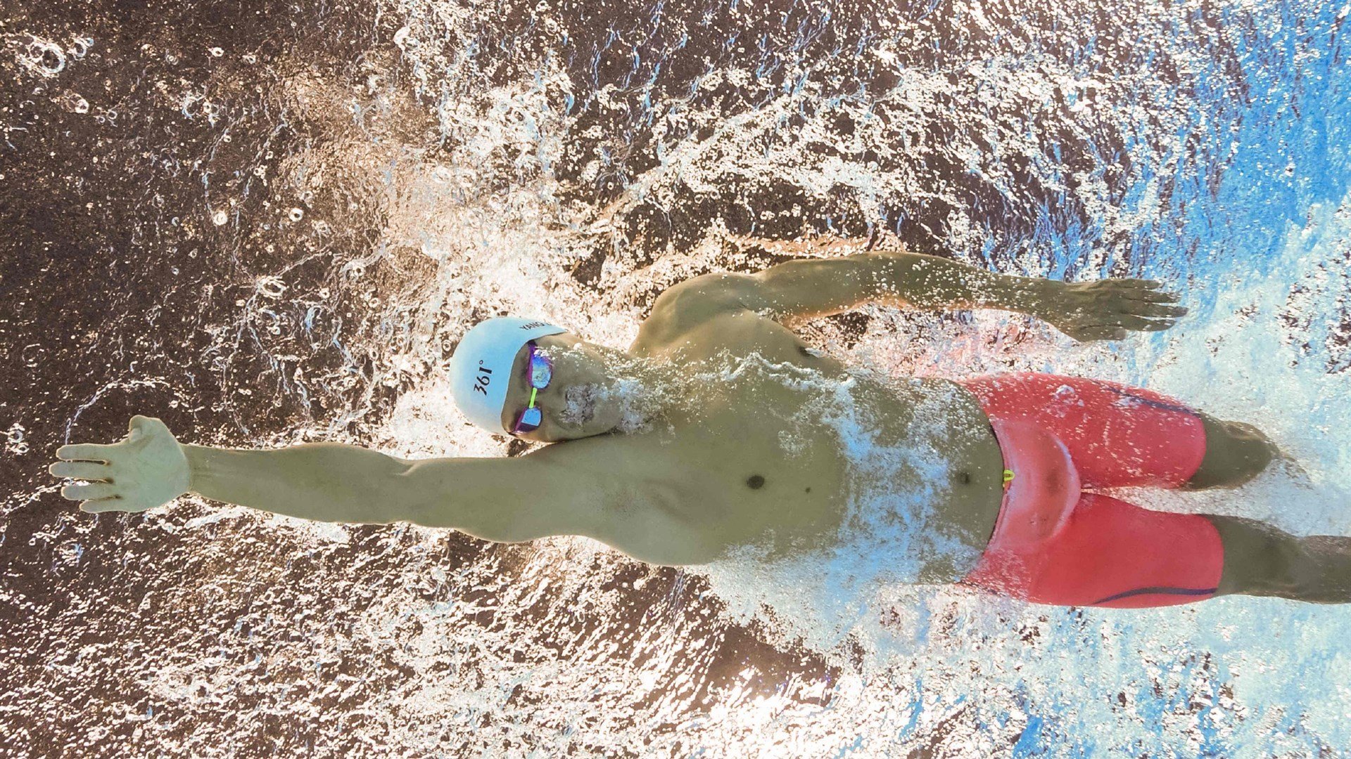 赛道奇迹，红牛二队绝地翻盘，诺里斯统治全场谱写新章